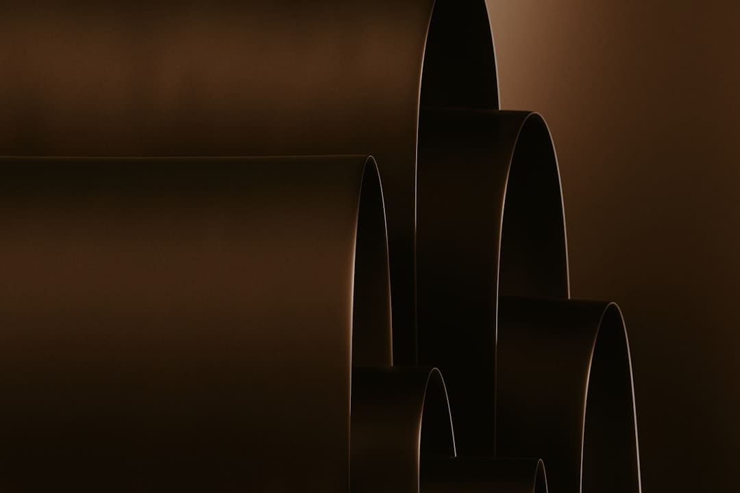 盯着拾荒老人不放,是怜悯?还是想遮羞?
